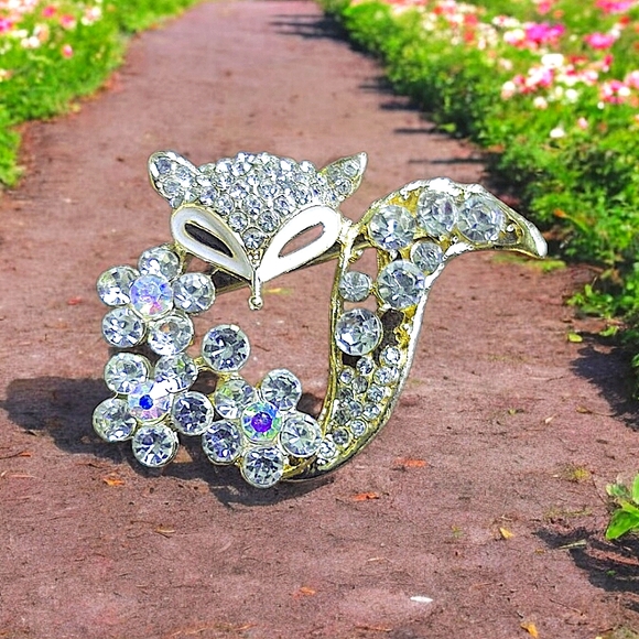 Jewelry - Elegant Silver Fox Brooch with Crystals